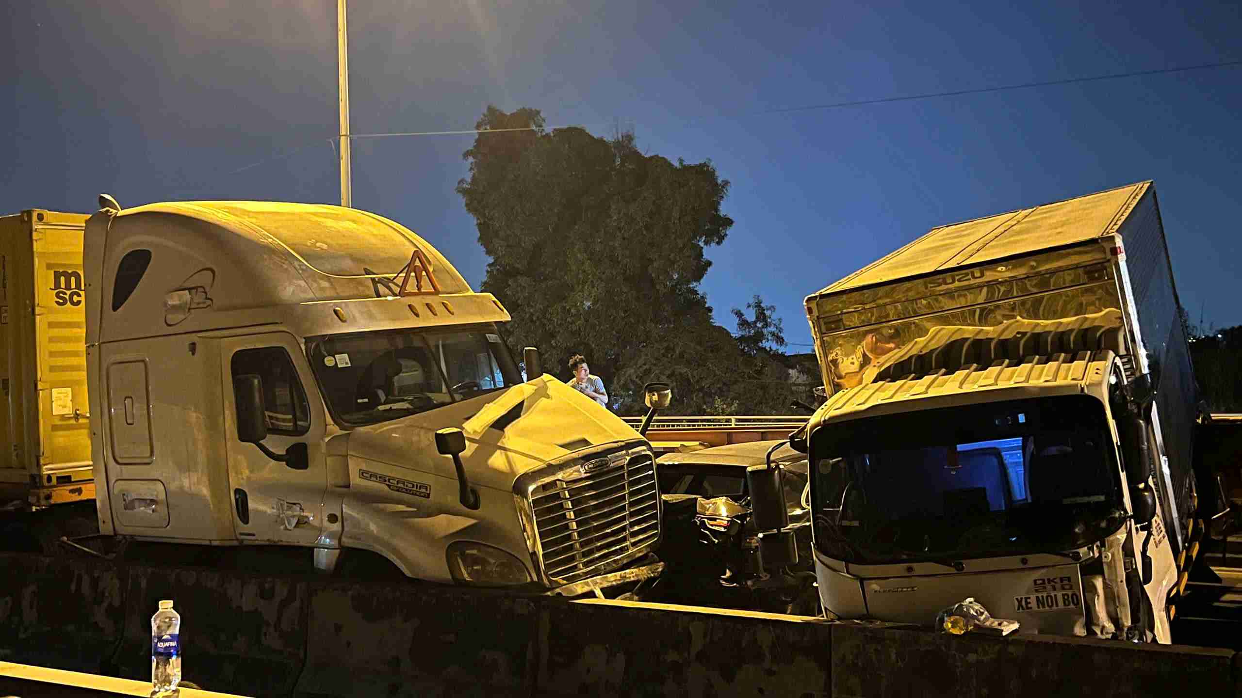 Hiện trường vụ va chạm trên cầu Phú Mỹ. Ảnh: Đông Hoàng