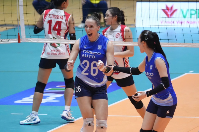 Hanoi Tasco Auto meets Information Corps at Hung Vuong Cup volleyball tournament. Photo: VFV