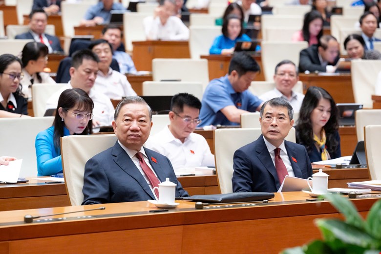 General Secretary and President To Lam and Politburo Member, Prime Minister Le Minh Hung attended the National Assembly's discussion session on the draft Law amending and supplementing a number of articles of the Law on Personal Income Tax, Value Added Tax, Corporate Income Tax and Special Consumption Tax. Photo: Media National Assembly
