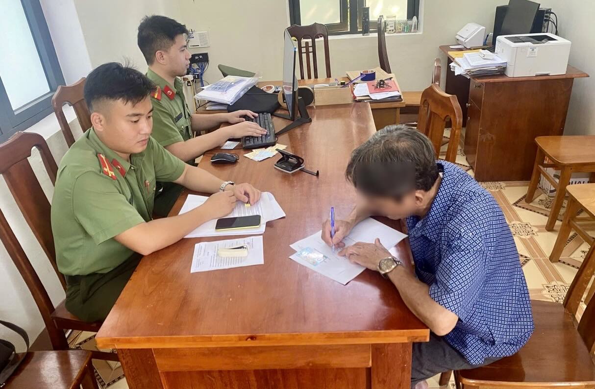 Công an xã Tuyên Phú làm việc với công dân T.H.B. Ảnh: Công an xã Tuyên Phú