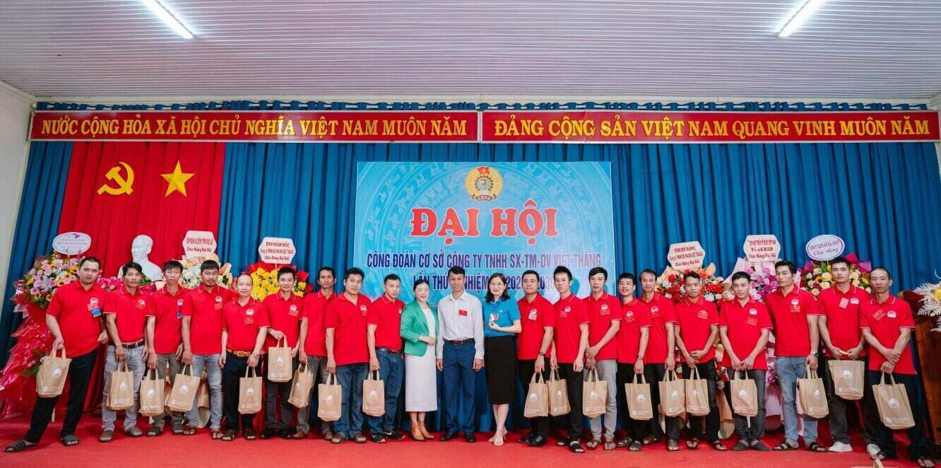 Mme Nguyễn Thị Huệ (chemise bleue) - comptable, présidente du syndicat de base de la société à responsabilité limitée SX-TM-DV Việt Thắng - est toujours dévouée et proche des membres du syndicat et des travailleurs. Photo: Bảo Trung