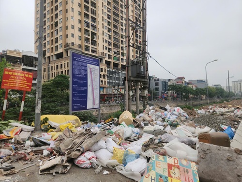 Khoảng 600m của tuyến đường Nguyễn Cảnh Dị (Hà Nội) thi công dang dở, công trường ngập rác thải. Ảnh: Minh Hạnh