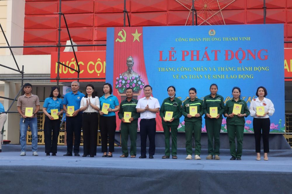 Thanh Vinh Ward Trade Union launched "Workers' Month" and "Moment of Action on Occupational Safety and Health" with many exciting activities. Photo: Nghe An Trade Union