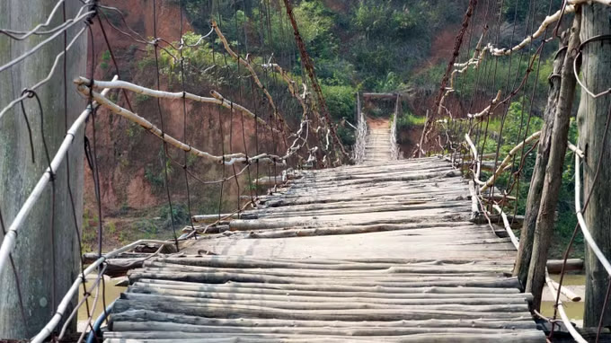 Cầu treo bắc qua sông Pô Kô bị hư hỏng nhiều vị trí, gây ảnh hưởng đến việc đi lại của người dân xã Đăk Pek.