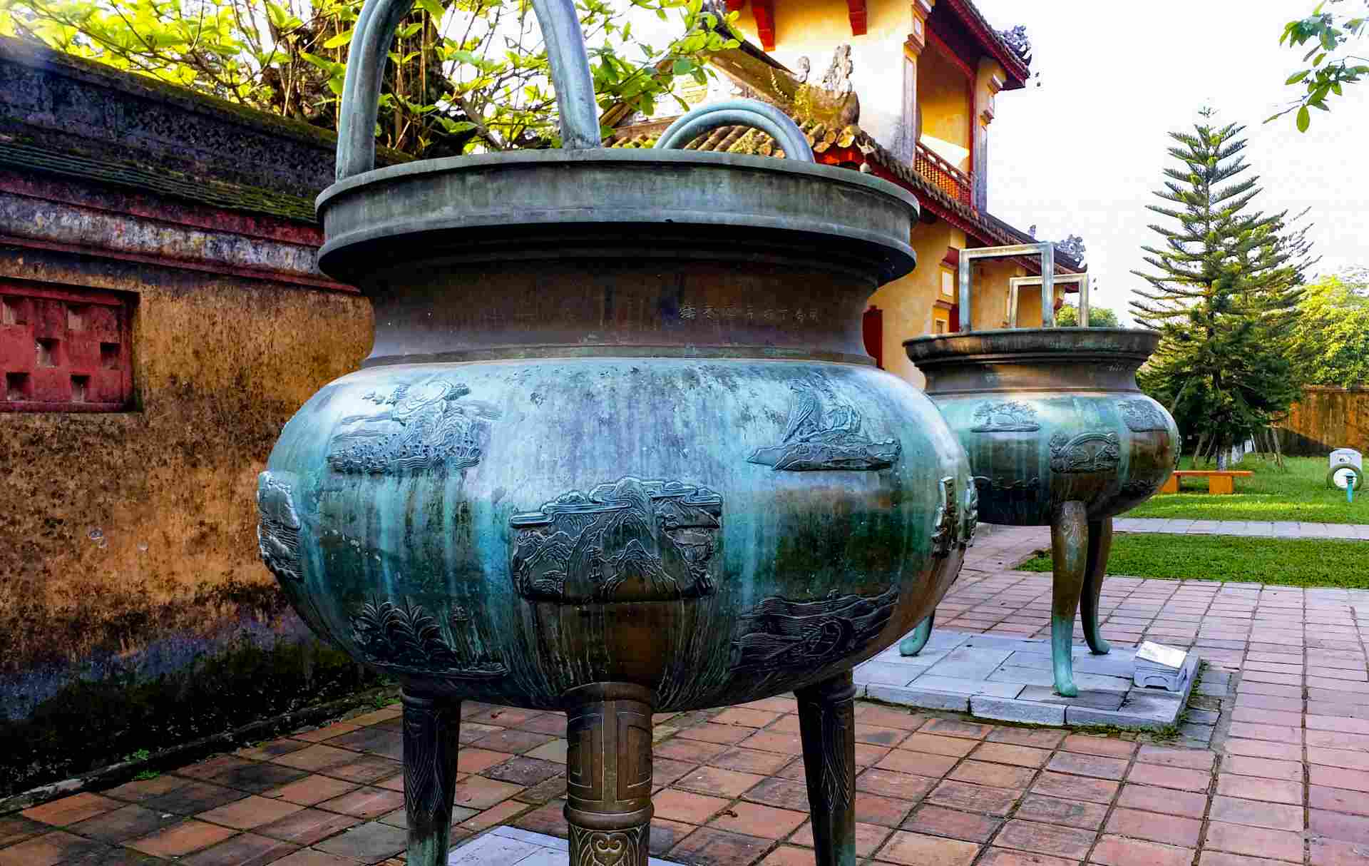 The Nguyen Dynasty's Nine Urns are digitized, creating a new approach to heritage education. Photo: Phuc Dat