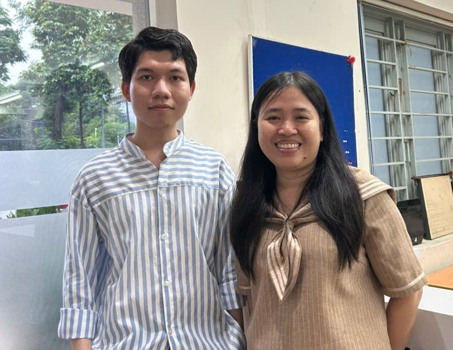 Nguyen Ho Phuoc Hien and instructors at Hanoi University of Science and Technology. Photo: NVCC