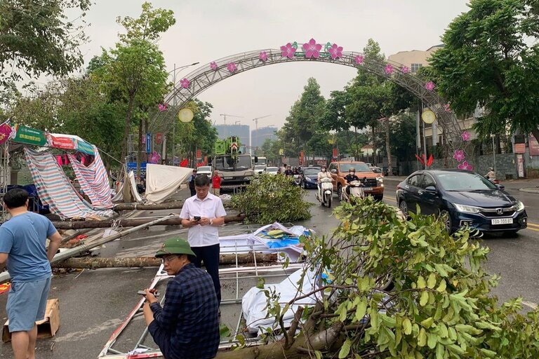 大雨により、一部の屋台が被害を受けました。写真:チュオン・クアン