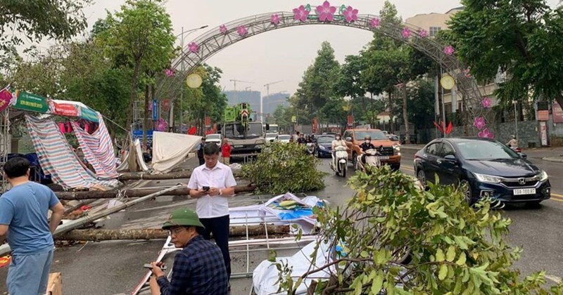Mưa lớn, gian hàng tại Lễ hội Đền Hùng bị sập