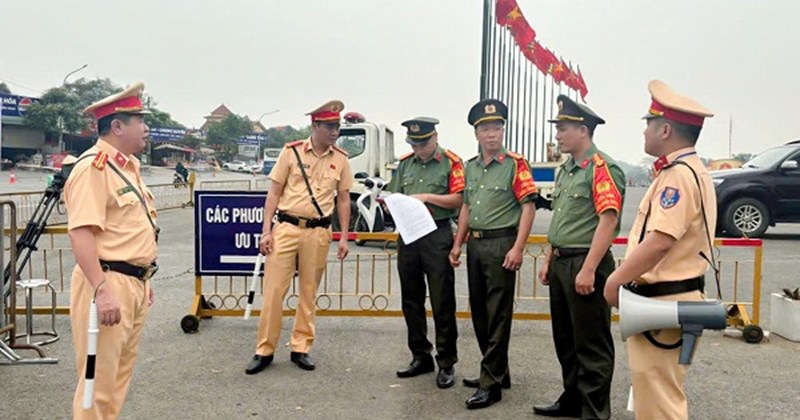 Inspecting the regulations of the Police and Police performing the Giỗ Tổ ceremony