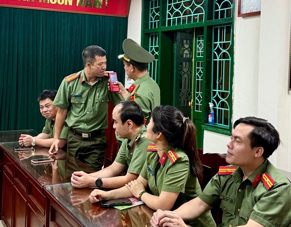 Medición del nivel de alcohol en sangre de la policía que realiza tareas en la ceremonia Giỗ Tổ. Foto: Policía de la provincia de Phú Thọ