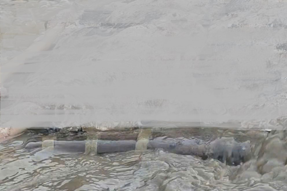 Thi thể một nam giới đang trong tình trạng phân hủy được người dân phát hiện tại suối Chiến, bản Lọng Cang, xã Ngọc Chiến, tỉnh Sơn La. Ảnh: A Của