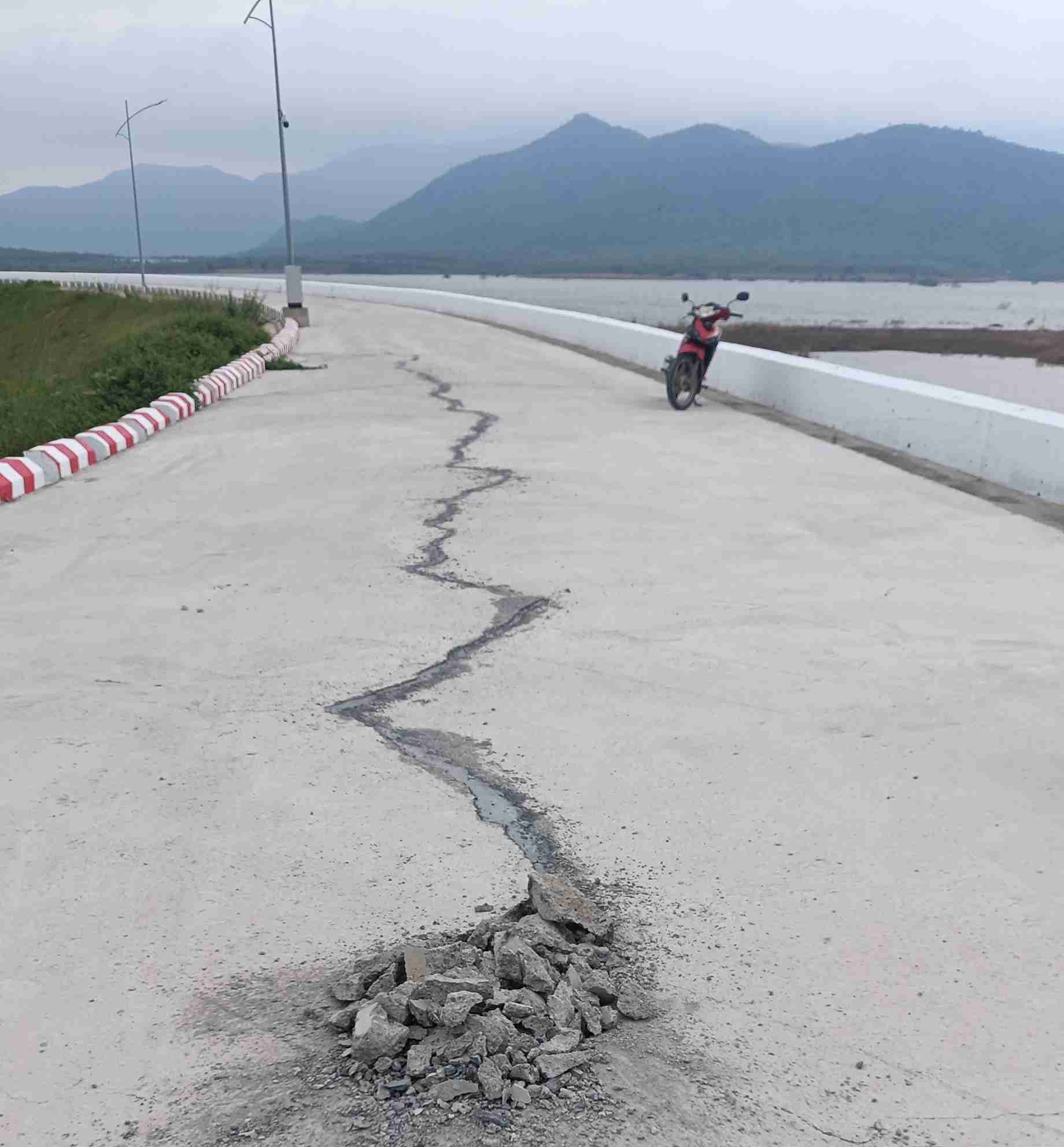 Vết nứt trên mặt thân đập trước khi được chủ đầu tư khắc phục. Ảnh: Huỳnh Hải
