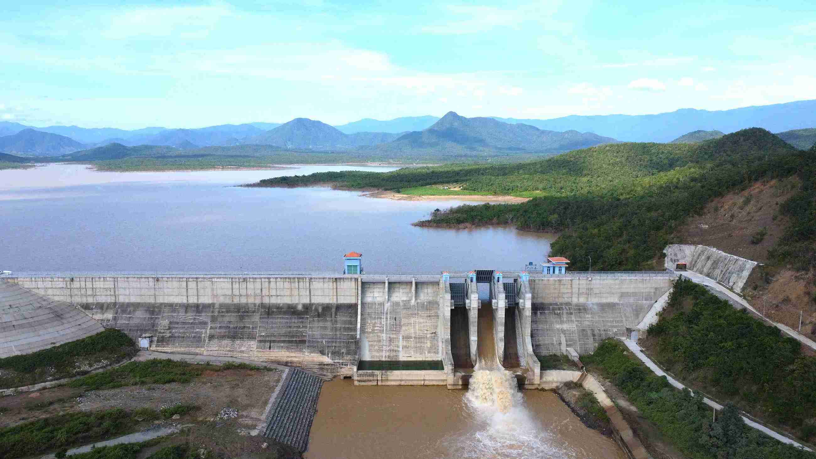 Functional agencies are appraising the outline and conducting surprise safety inspections of Song Than dam after seepage and cracks appear. Photo: Huynh Hai
