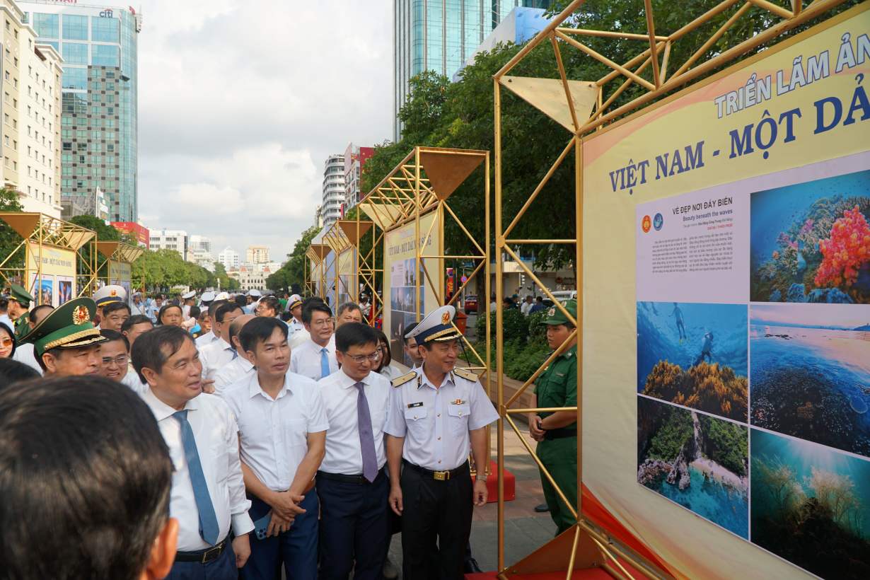 Đoàn đại biểu tham quan triển lãm ảnh. Ảnh: Thanh Chân