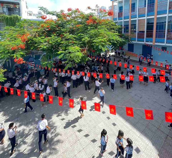 Specialized agencies have provided guidance and removed existing obstacles regarding forms for dossiers for considering commendation in the Khanh Hoa education sector. Photo: Huu Long
