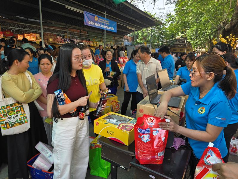In Workers' Month 2026, Ho Chi Minh City Trade Union levels will organize Trade Union welfare booths, preferential sales programs, and discounts for union members and workers at enterprises and worker dormitories. Photo: Nam Duong