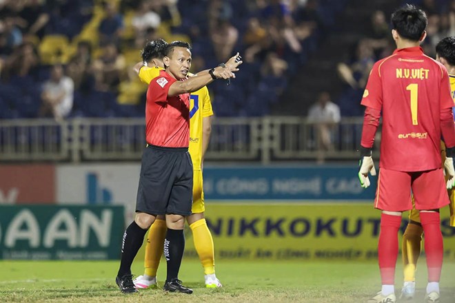 Two key matches of round 20 of V.League are officiated by Malaysian referees. Photo: VFF