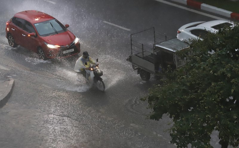 Advertencia de tormentas que continúan ocurriendo en Hanoi. Foto: Vu Linh