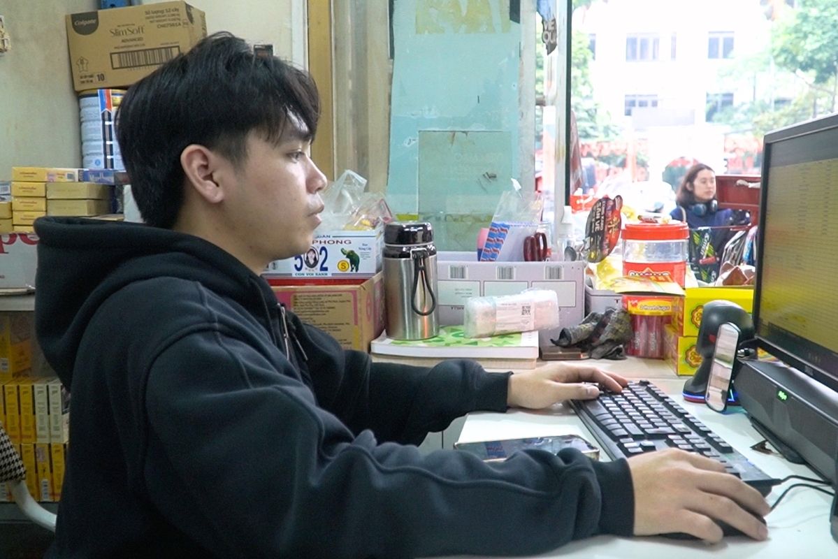 Các cửa hàng kinh doanh tạp hóa mong đơn giản hóa thủ tục hành chính, có danh sách nhà cung cấp đáp ứng đủ yêu cầu. Ảnh: Thanh Bình 