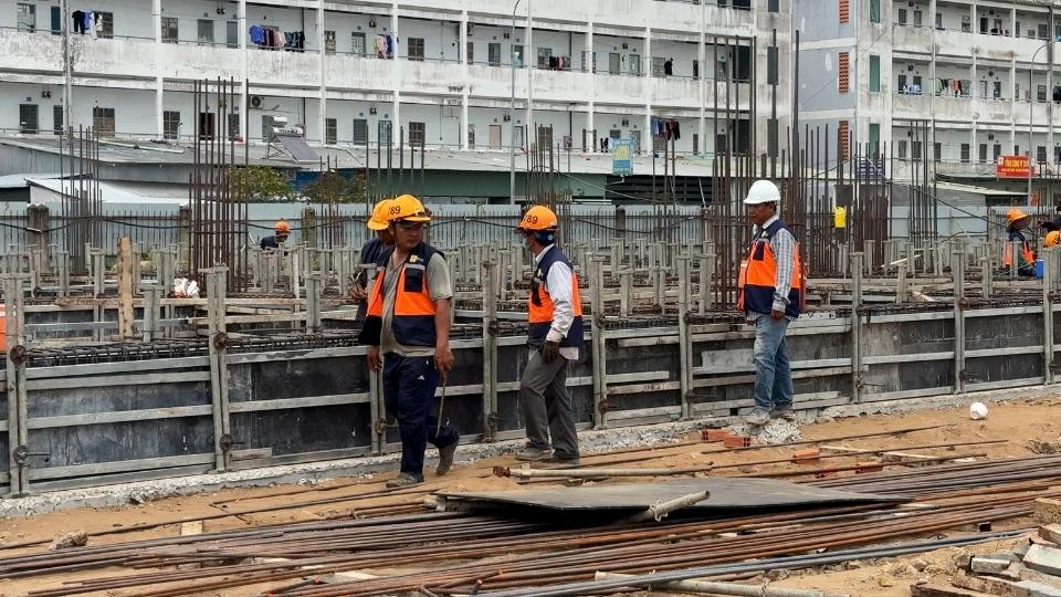 Công nhân thi công tại công trình nhà ở xã hội Giao Long trong điều kiện nắng nóng kéo dài. Ảnh: Hoàng Lộc