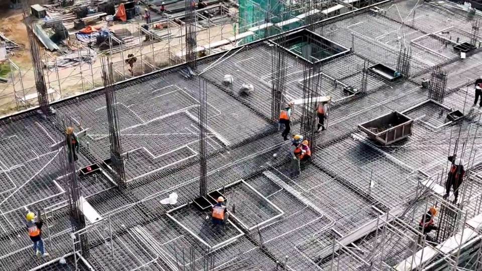 Construction activities are still maintained stably at the Giao Long social housing project despite the harsh weather. Photo: Hoang Loc