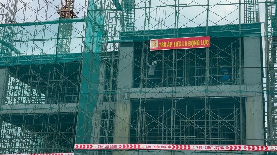 Các tổ đội thi công sắp xếp lại công việc hợp lý, ưu tiên thực hiện hạng mục nặng vào buổi sáng hoặc cuối giờ chiều khi thời tiết dịu hơn. Ảnh: Hoàng Lộc