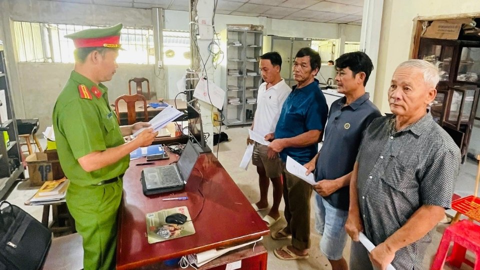 La policía entrega la decisión de procesar y prohibir salir del lugar de residencia a los sujetos. Foto: Policía de Vinh Long