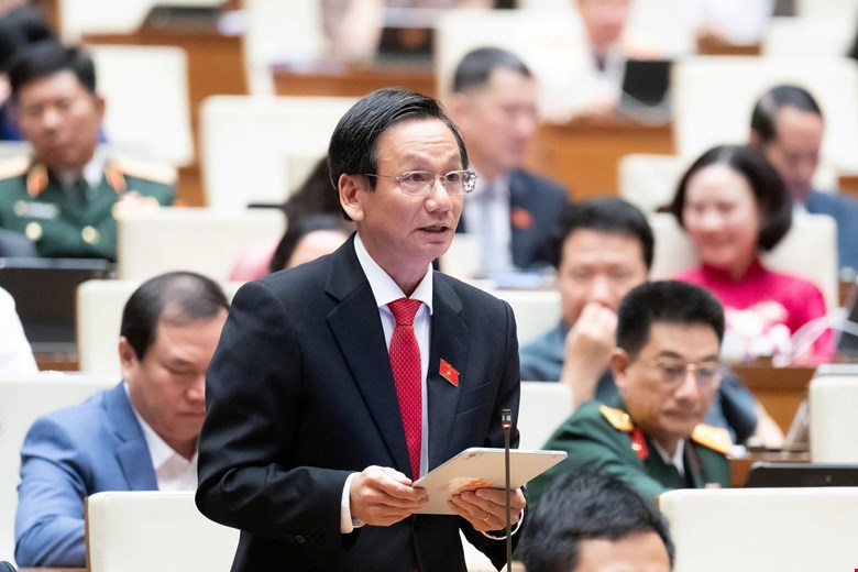 National Assembly Delegate Doan Hung Vu proposed to soon issue regulations requiring businesses producing, assembling, and importing electric vehicles to recall and recycle used batteries. Photo: Media National Assembly