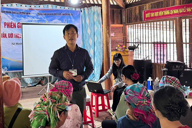 Trung tâm Dịch vụ việc làm tỉnh Điện Biên tổ chức Phiên giao dịch việc làm lưu động tại bản Hỏm Hốc, xã Mường Mùn. Ảnh: Xuân Quý