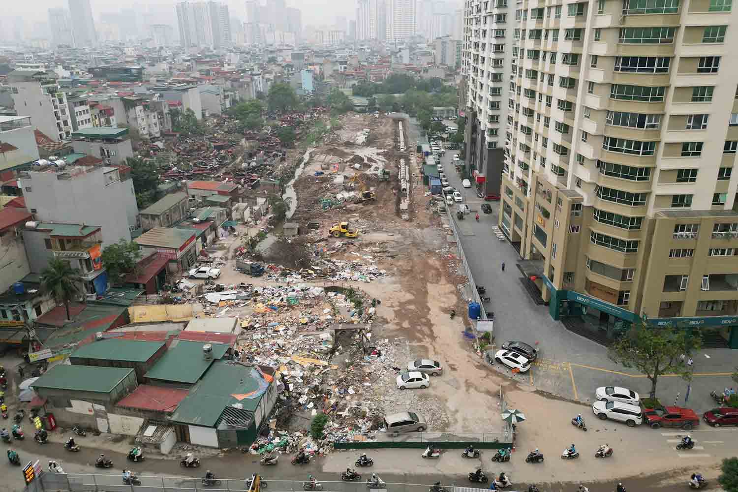 Công trường dự án đường Vành đai 2,5 đoạn Khu đô thị mới Dịch Vọng - Dương Đình Nghệ, cuối tháng 3.2026. Ảnh: Sóng Hữu 