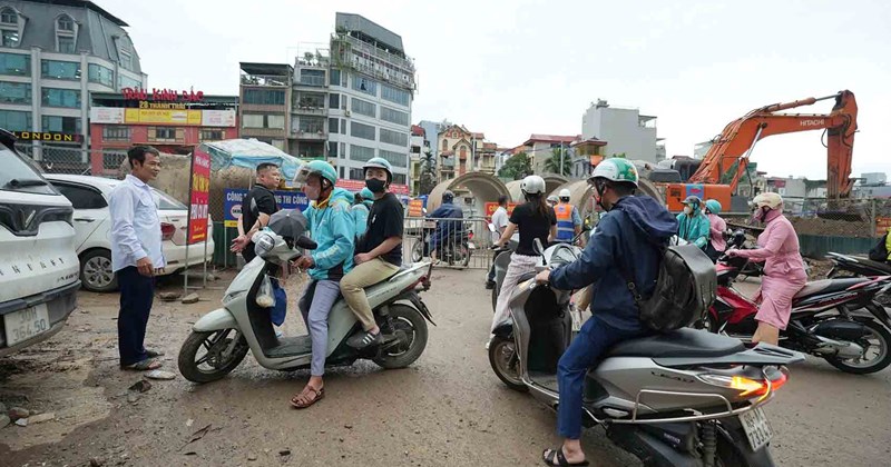 Barriers at the end of alley 381 Nguyen Khang to build roads, traffic chaotic