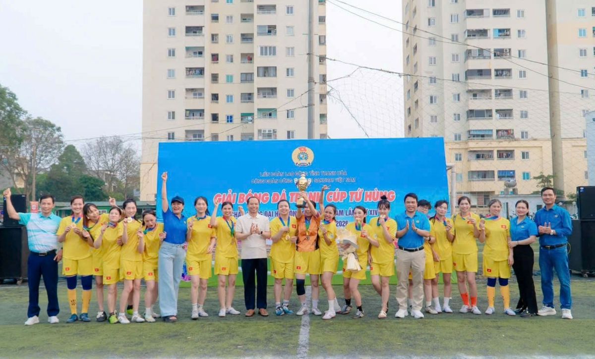 Đại diện lãnh đạo LĐLĐ tỉnh Thanh Hóa dự và trao giải bóng đá Nam - Nữ do Công đoàn Công ty TNHH Sakurai Việt Nam tổ chức nhân dịp “Tháng Công nhân“. Ảnh: Quách Du