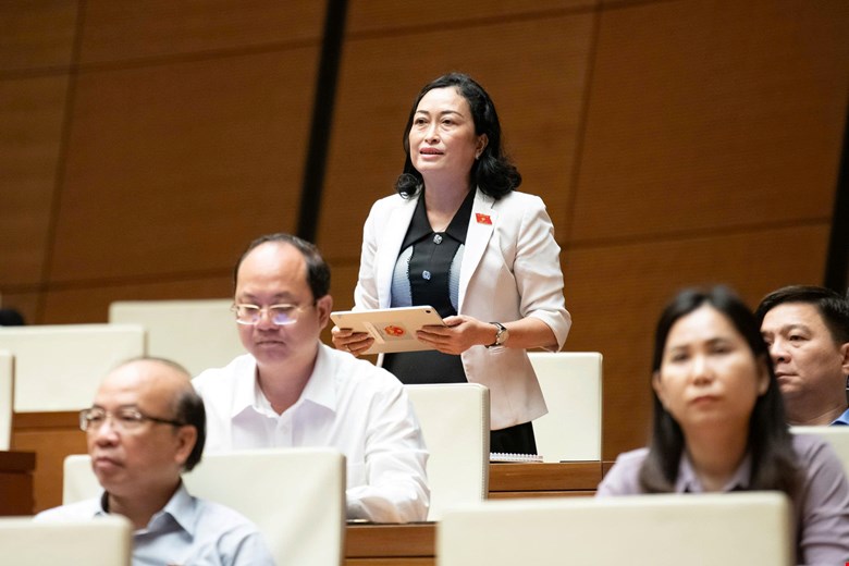 National Assembly Deputy Tran Thi Hoa Ry said that each commune-level department bears the tasks of 7 departments and branches. Photo: Media National Assembly