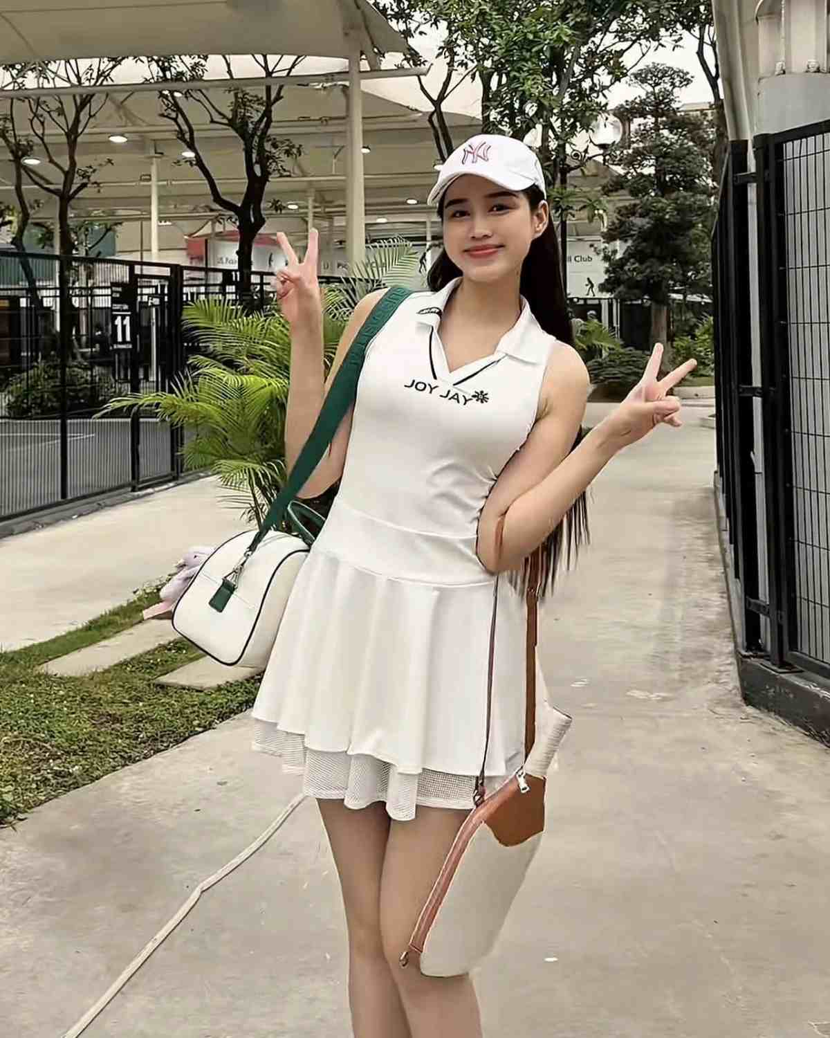 Con dâu tập đoàn Sơn Hải thu hút khi lên sân chơi Pickleball. Ảnh: Cắt từ video.