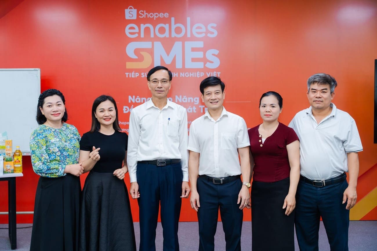 Ông Lê Trung Phước - Giám đốc Sở Công Thương tỉnh Hà Tĩnh (thứ ba từ trái qua) và ông Lê Xuân Từ - Phó Giám đốc Sở (cạnh ông Phước) đồng hành cùng nhà bán trong 3 ngày đào tạo. Ảnh: Shopee