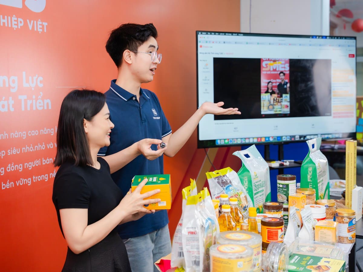 Shopee cùng các đối tác đào tạo hướng dẫn doanh nghiệp địa phương livestream. Ảnh: Shopee