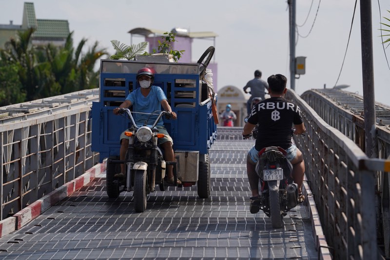 Người dân mòn mỏi chờ ngày cầu Rạch Dơi được thay thế. Ảnh: Thái Bảo