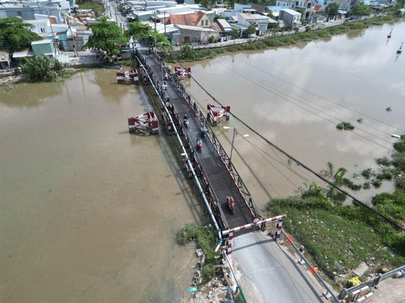 Hiện trạng cầu Rạch Tôm đã xuống cấp, tiềm ẩn nguy cơ mất an toàn đối với người dân khi lưu thông qua đây. Ảnh: Thái Bảo