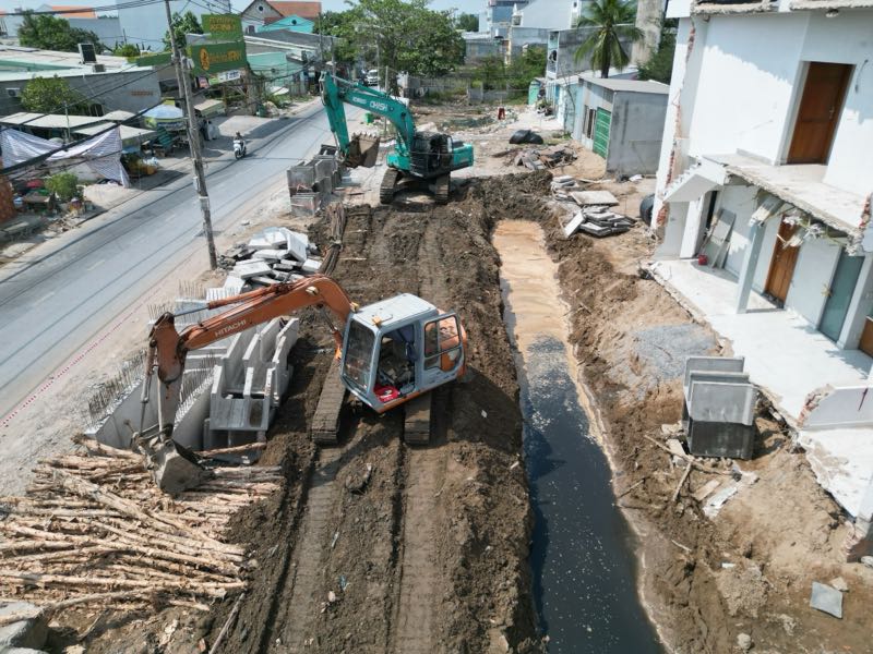 Cầu Rạch Tôm mới đã khởi công nhưng tiến độ thi công còn chậm. Ảnh: Thái Bảo