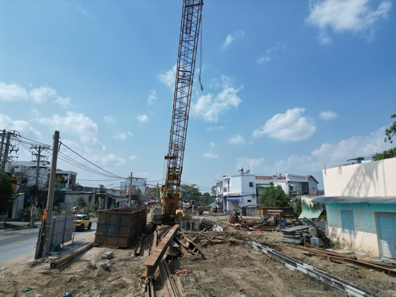 Công trường cầu Rạch Tôm đang thi công. Ảnh: Thái Bảo