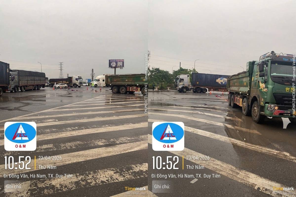 Scene of the collision between a dump truck and a motorbike on the Cau Gie - Ninh Binh expressway this morning. Photo: Road Management Board provided
