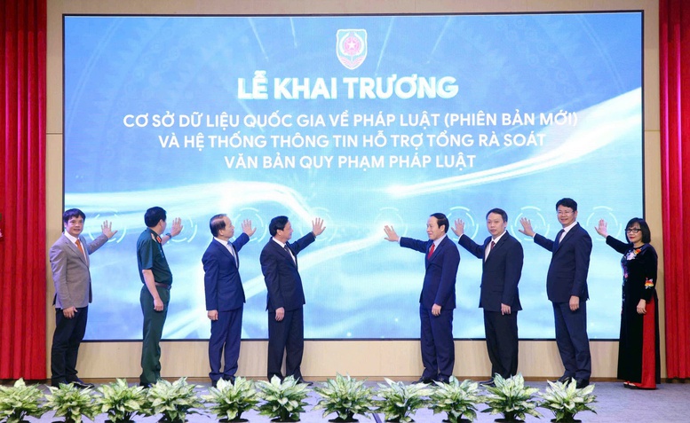 Phó Thủ tướng Chính phủ Lê Tiến Châu cùng các đại biểu bấm nút khai trương Cơ sở dữ liệu quốc gia về pháp luật (phiên bản mới). Ảnh: VGP