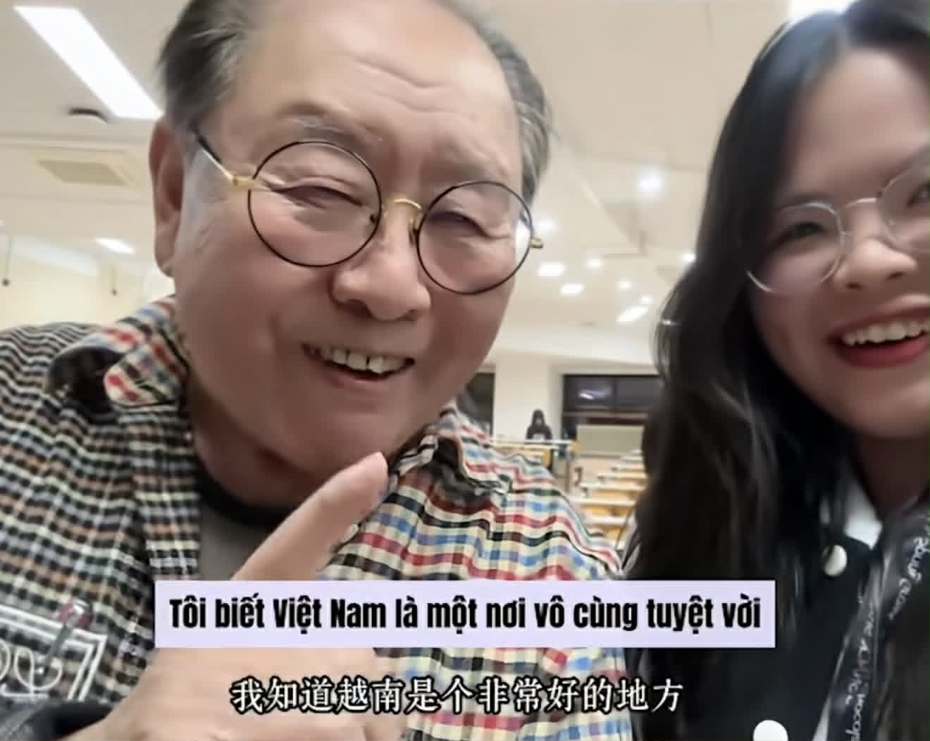 Diễn viên Mã Đức Hoa gửi lời chào đến khán giả Việt Nam. Ảnh: Cắt từ video