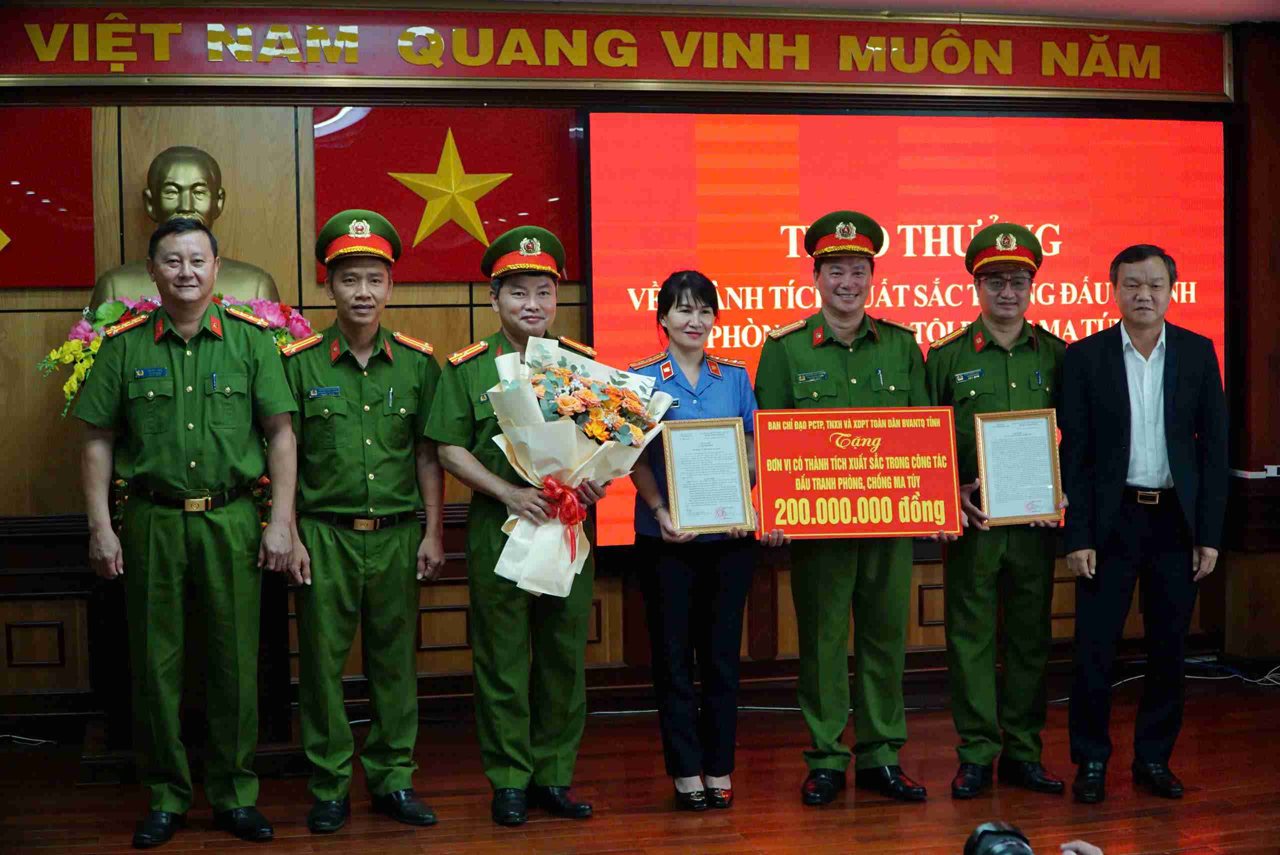 The Chairman of Dak Lak Provincial People's Committee issued a decision to commend and send a letter of commendation to officers and soldiers of the Provincial Police after cracking down on a major drug case. Photo: Bao Trung