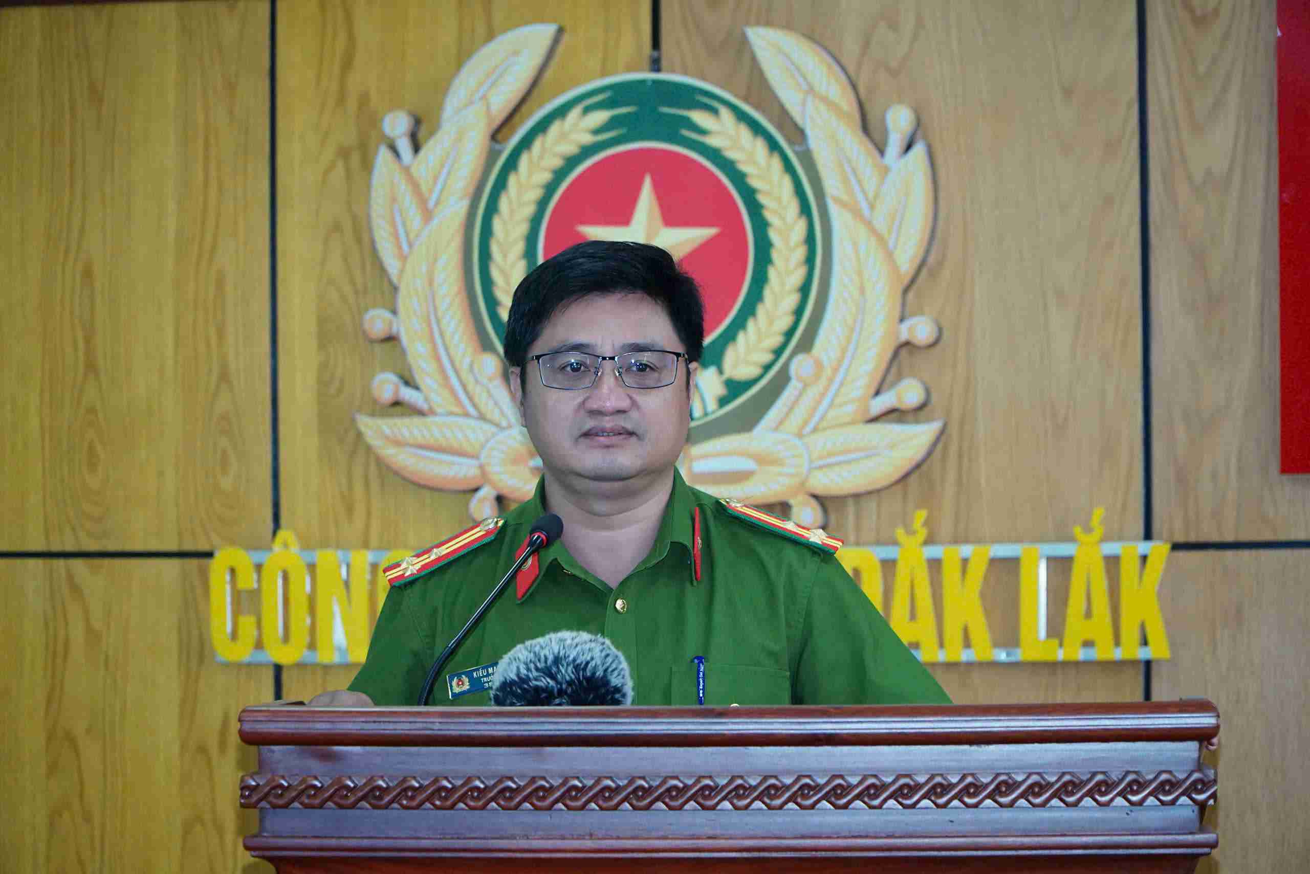 Thượng tá Kiều Mạnh Hùng - Trưởng Phòng Cảnh sát điều tra tội phạm về ma túy, Công an tỉnh Đắk Lắk phát biểu cảm ơn sự quan tâm động viên kịp thời của lãnh đạo UBND tỉnh. Ảnh: Bảo Trung