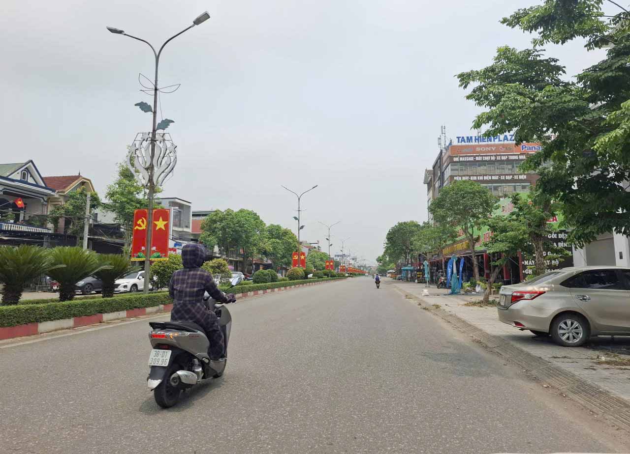 At noon on April 23, in Ha Tinh, the weather was already cool, cloudy, warning of thunderstorms accompanied by tornadoes, lightning, and hail. Photo: Tran Tuan