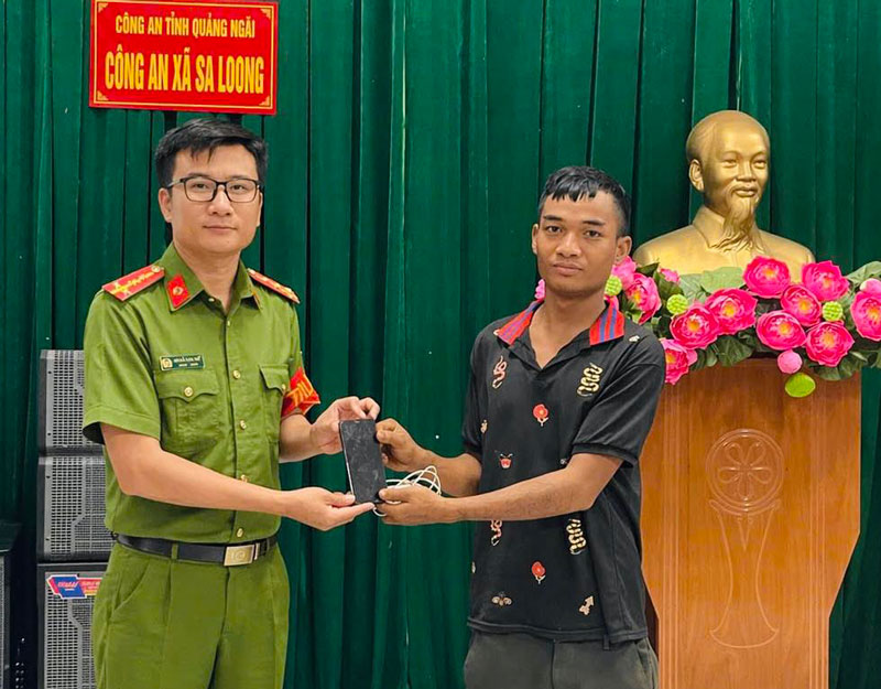 Sa Loong Commune Police return property to people who dropped it. Photo: Police