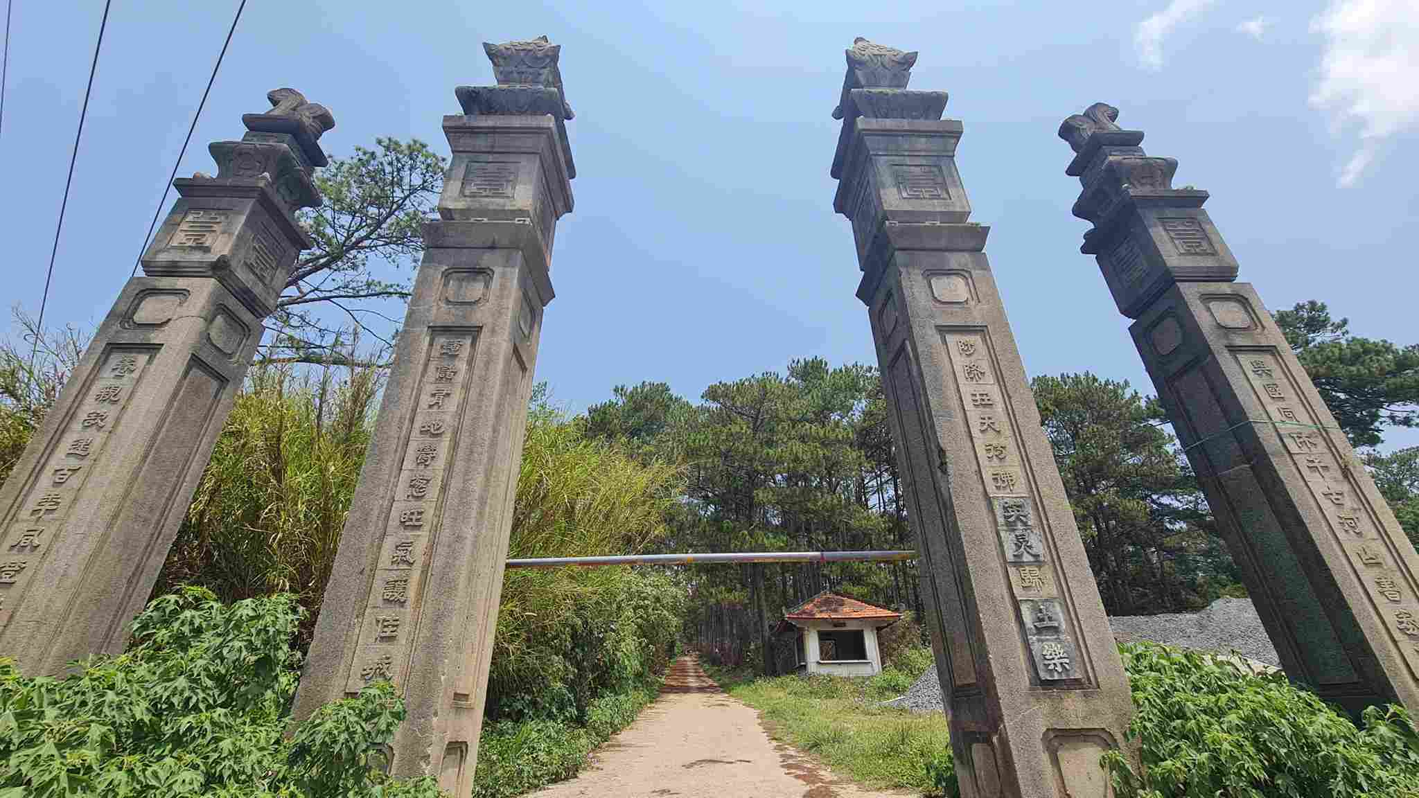 Cổng vào khu lăng mộ Quân công Nguyễn Hữu Hào với 4 trụ biểu qua thời gian dài vẫn còn khá uy nghi. Ảnh: Phúc Khánh 