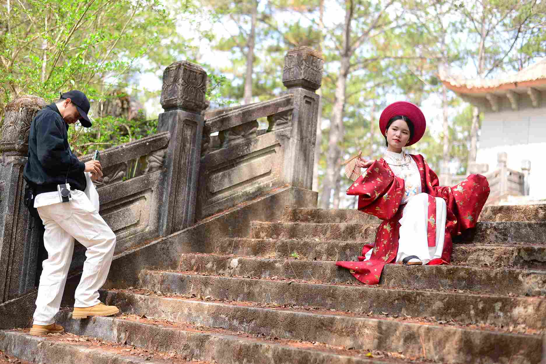 Du khách đến tham quan, chụp ảnh tại lặng mộ Quận công Nguyễn Hữu Hào. Ảnh: Phúc Khánh 