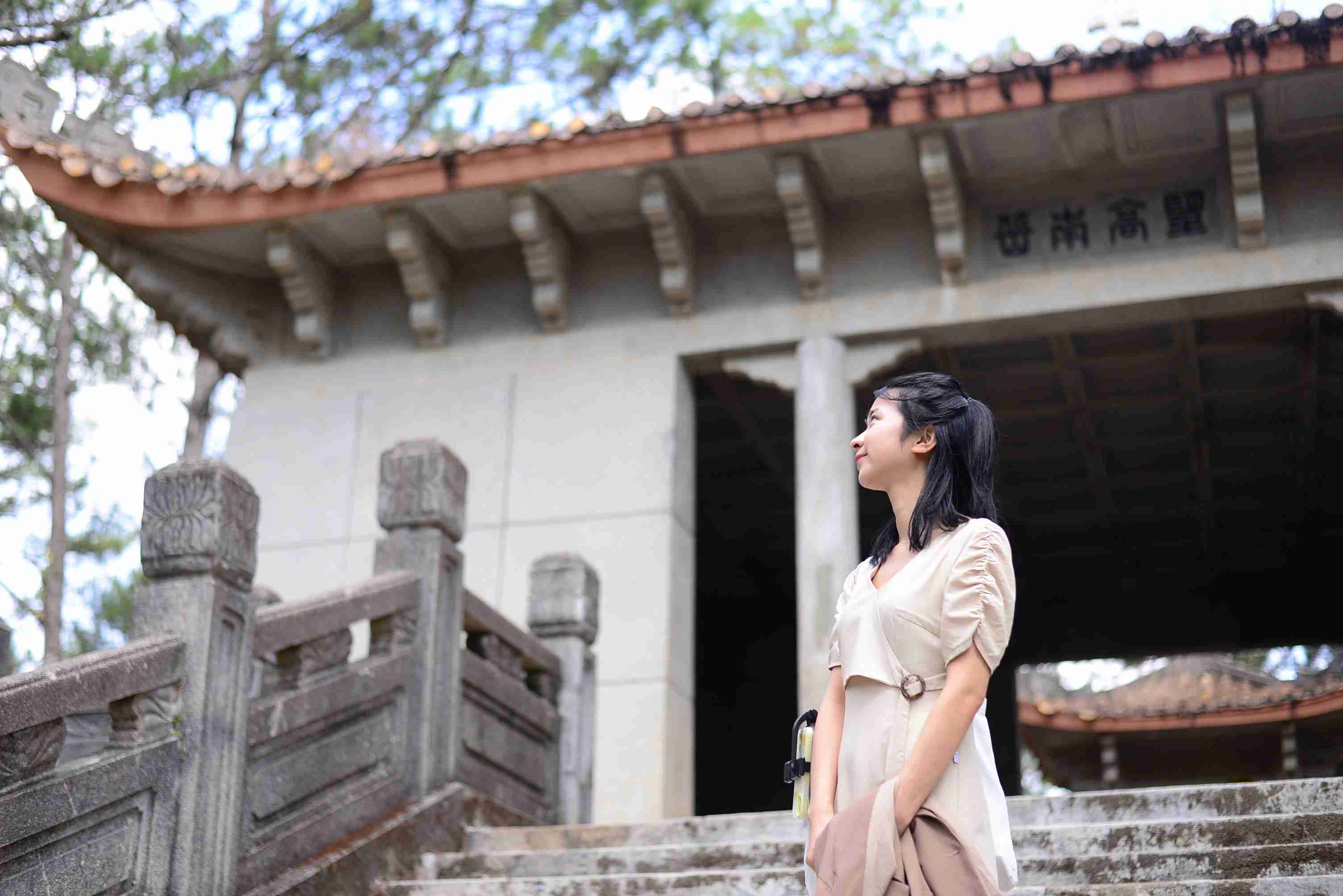 Du khách đến tham quan, viếng lăng mô Quân công Nguyễn Hữu Hào. Ảnh: Phúc Khánh 